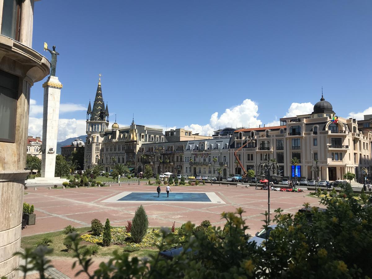 Cozy Studio On Europe Square Batumi Bagian luar foto