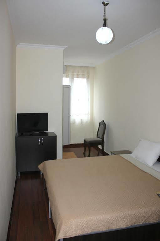 Cozy Studio On Europe Square Batumi Bagian luar foto